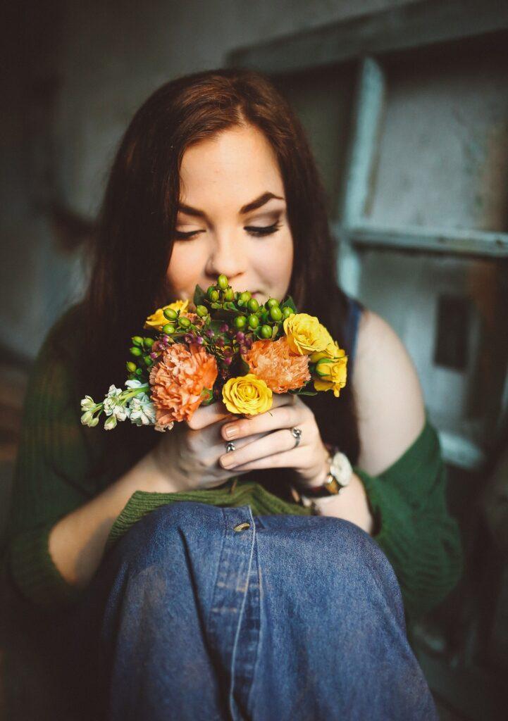 kobieta trzymająca bukiet kwiatów